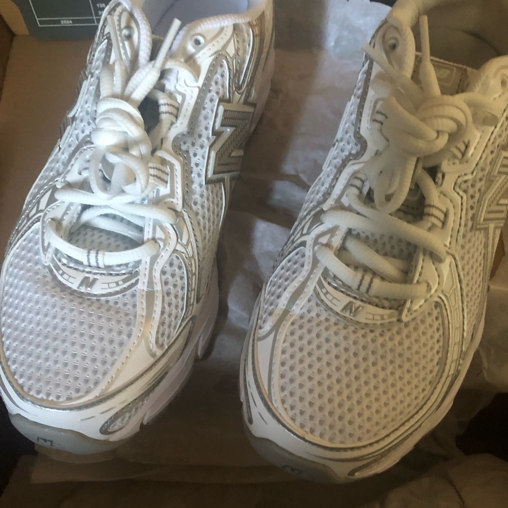 New Balance 740 white & Gray running shoe  with box. Unisex